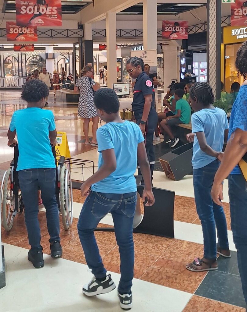 Atelier SIS (Service incendie et secours - Sapeurs-pompiers) de manœuvre d'une chaise roulante en cas d'évacuation Atelier SIS de manœuvre d'une chaise roulante en cas d'évacuation