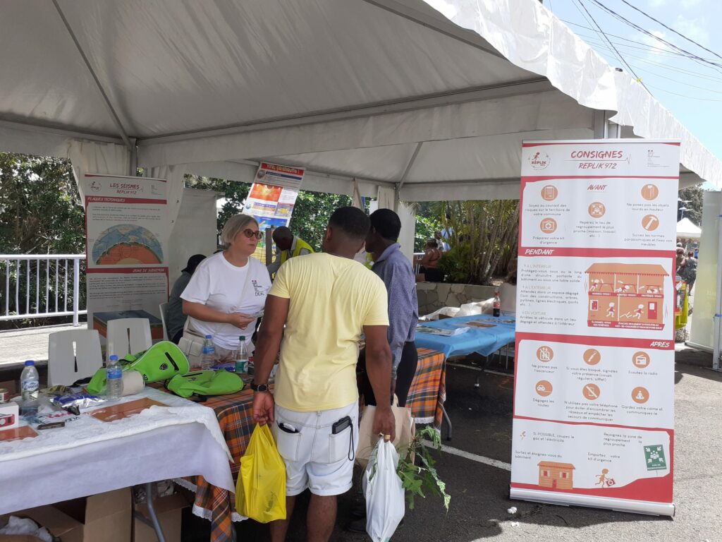 Stand de sensibilisation aux risques naturels de la DEAL Martinique Stand de la DEAL : présentation de la composition du kit d'urgence pour se préparer en cas de catastrophe