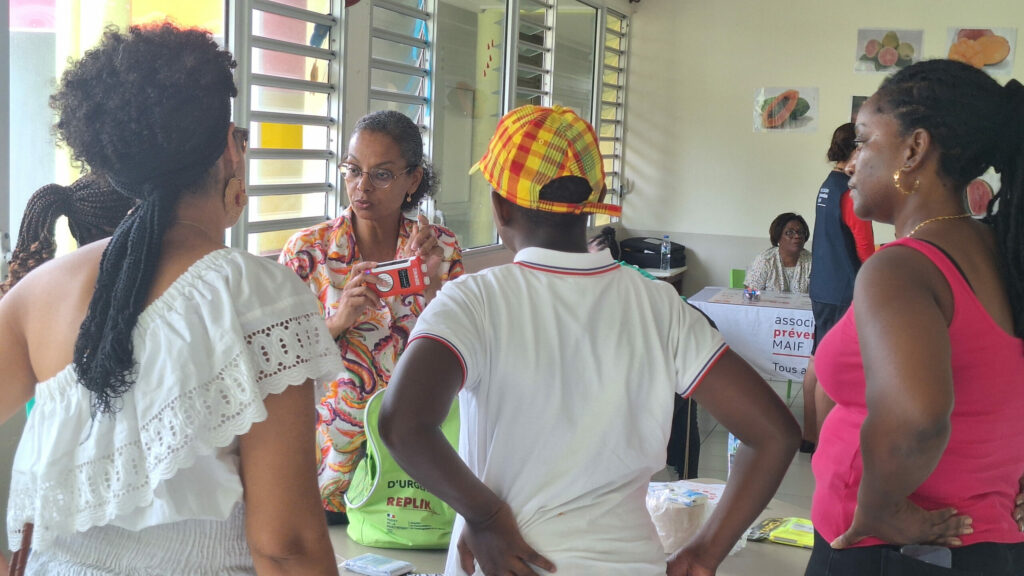 Photo 6 : Présentation du kit d'urgence (Crédit DEAL)